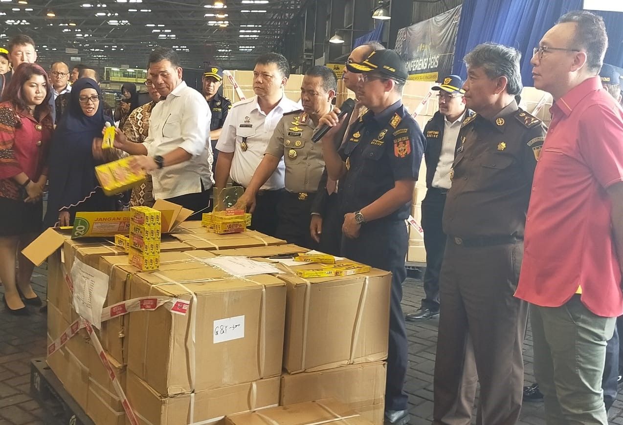 CEO PT SI, Megusdiyan Susanto (kanan) melihat dari dekat barang bukti pulpen yang disita Bea Cukai di Tanjung Perak Surabaya beberapa waktu lalu.
