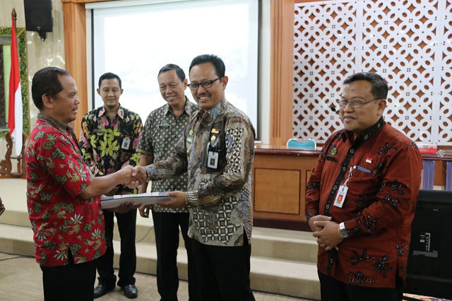 Penyerahan secara simbolis KMS di Balaikota Yogyakarta