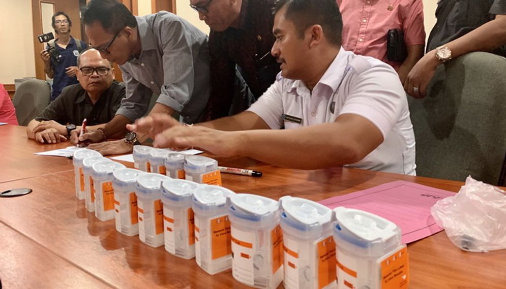 Disaksikan BNN, Puluhan Anggota DPRD Kota Denpasar Jalani Tes Urine