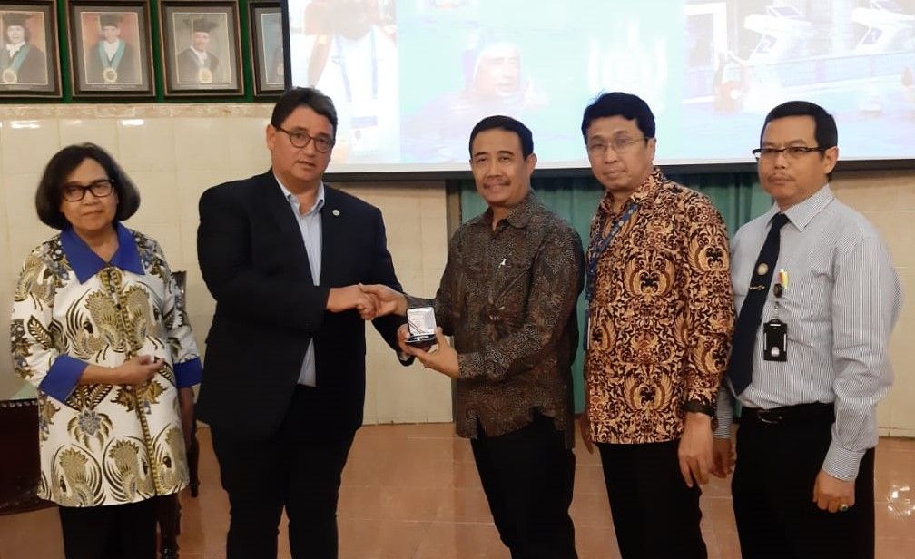 Dekan FK Unair Prof Dr dr Soetojo, SpU(K) (tiga dari kanan) menerima cinderamata dari Prof Dr Bela Merkely, seorang ahli jantung sekaligus rektor dari Semmelweis University Hungaria di kampus FK Unair.