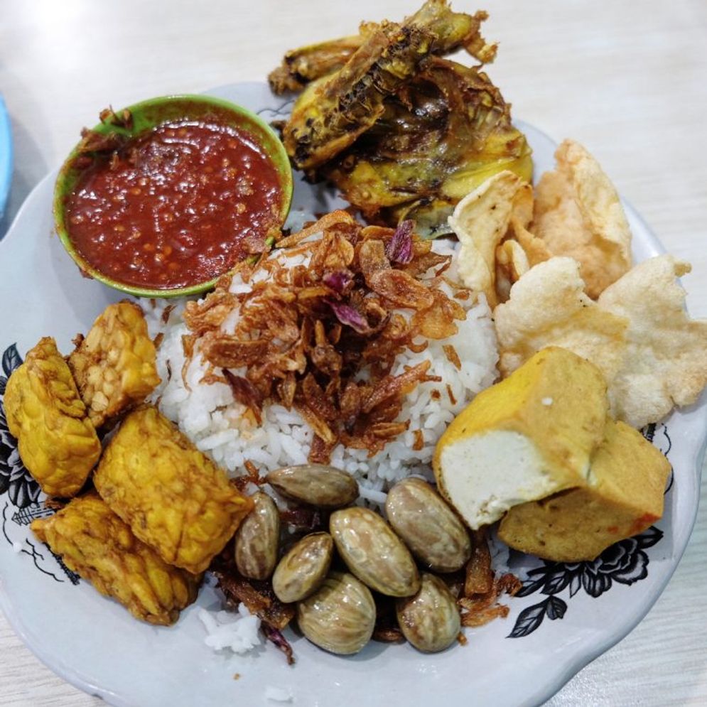 Menu favorit Nasi Uduk Toha 