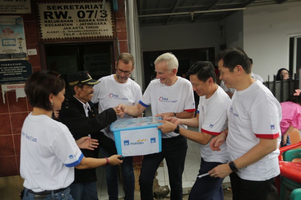 AXA Group bantu korban banjir Jakarta