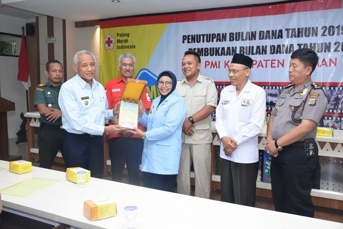 Ketua PMI Sleman Sri Muslimatun (kanan) menyerahkan penghargaan kepada Bupati Sleman Sri Purnomo (kanan) (Humas Pemkab Sleman)