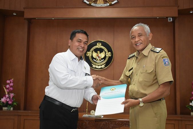 Bupati Sleman Sri Purnomo (kanan) menyerahkan LHKP kepada Kepala Perwakilan BPK DIY Andri Yogama (Humas Pemkab Sleman)