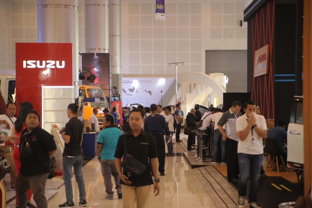 Pengunjung selalu memadati ajang GIIAS yang digelar di Surabaya.