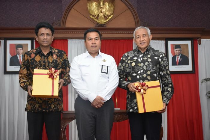 Andri Yogama (tengah) bersama Bupati Sleman Sri Purnomo (paling kanan) (Humas Pemkab Sleman)
