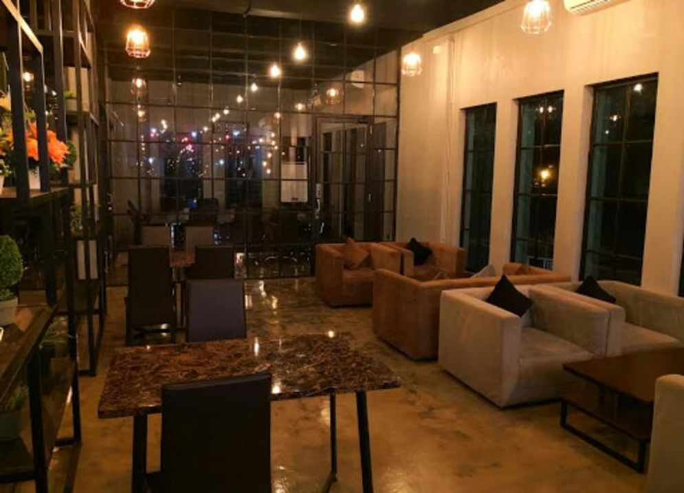 Suasana Nyaman Kafe Akabay