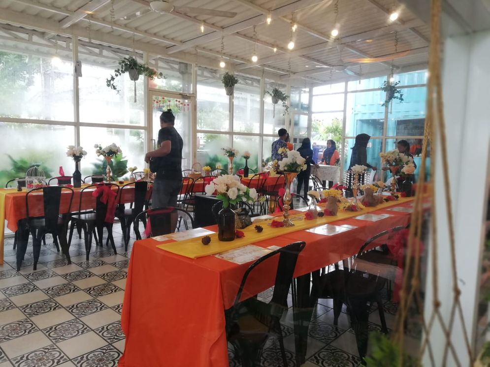 Rooster Coffee yang didesain dengan interior yang menarik