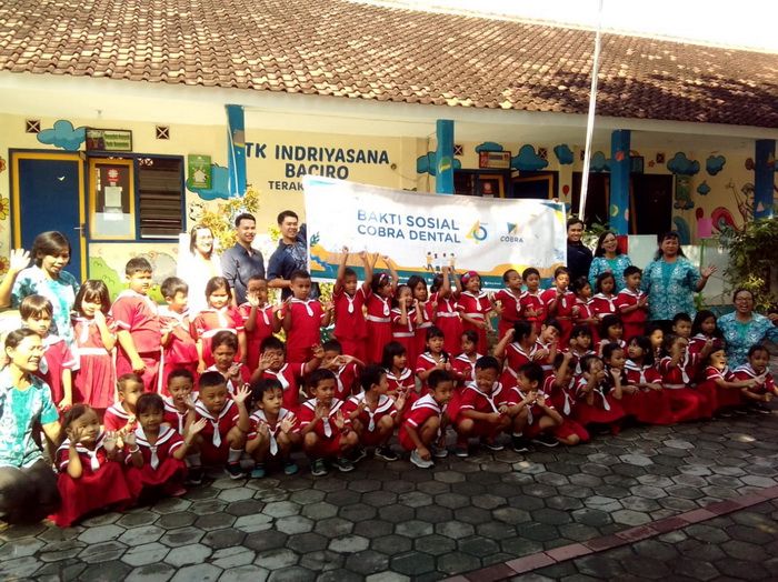 Manajemen Cobra Dental Indonesia bersama guru dan murid TK Indriyasana Baciro (Cobra Dental Indonesia)