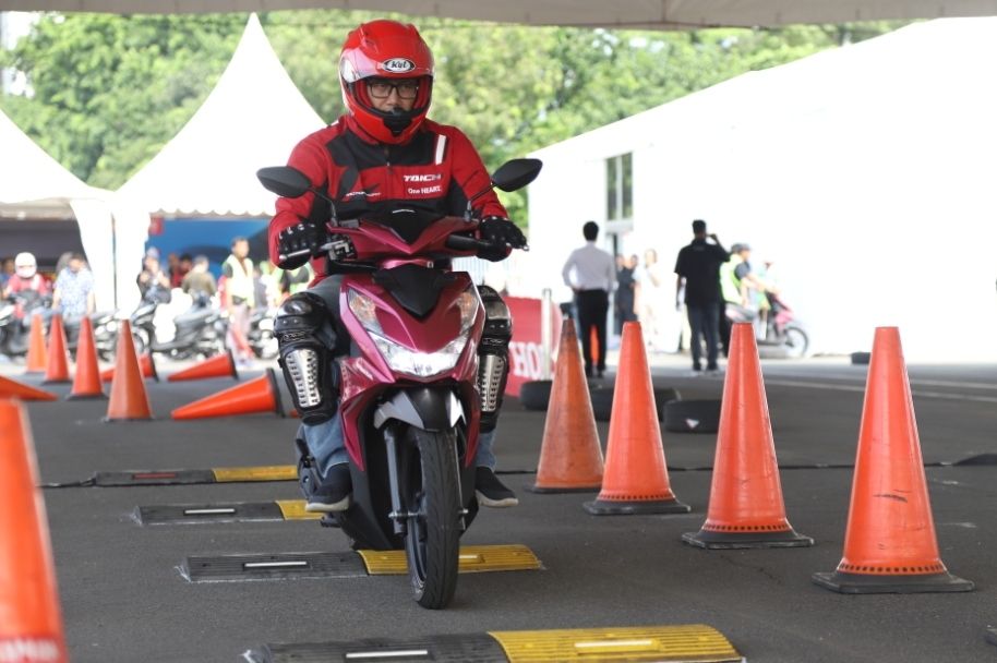Masyarakat mencoba kecanggihan All New Honda BeAT Series (Astra Honda Motor)