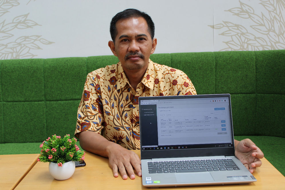 Prof Iwan Vanany ST MT PhD menunjukkan model penaksiran jaminan halal rancangannya.