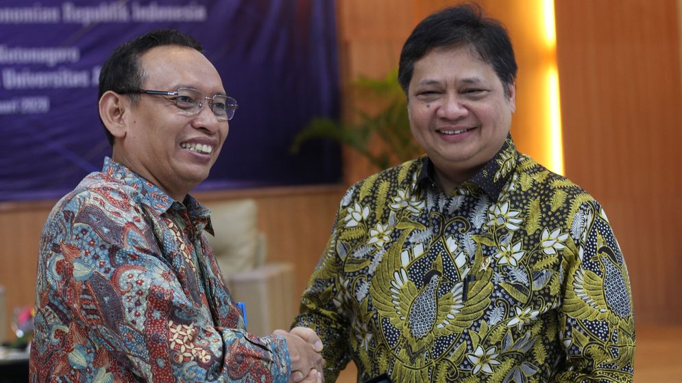 Rektor Unair, Prof Mohammad Nasih (kiri) bersama Menko Perekonomian Airlangga Hartarto.