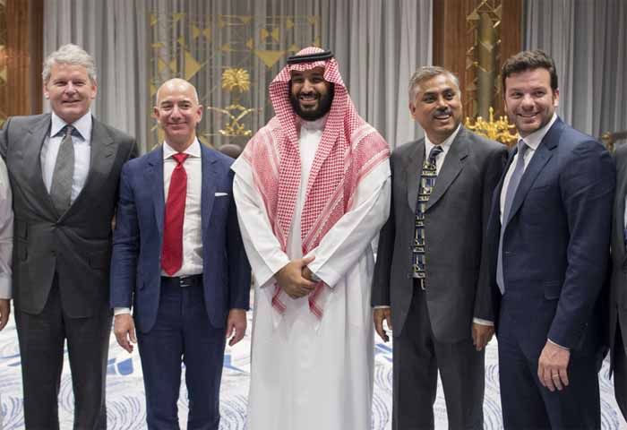 <p>Jeff Bezos (dua kiri) dan Mohammed bin Salman (tengah) </p>
