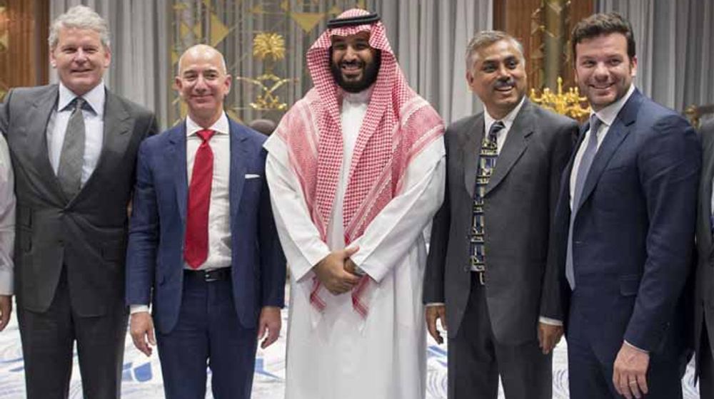 <p>Jeff Bezos (dua kiri) dan Mohammed bin Salman (tengah) </p>
