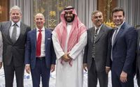 <p>Jeff Bezos (dua kiri) dan Mohammed bin Salman (tengah) </p>
