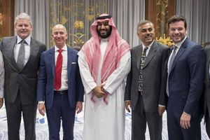 <p>Jeff Bezos (dua kiri) dan Mohammed bin Salman (tengah) </p>
