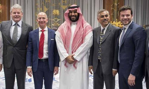 <p>Jeff Bezos (dua kiri) dan Mohammed bin Salman (tengah) </p>
