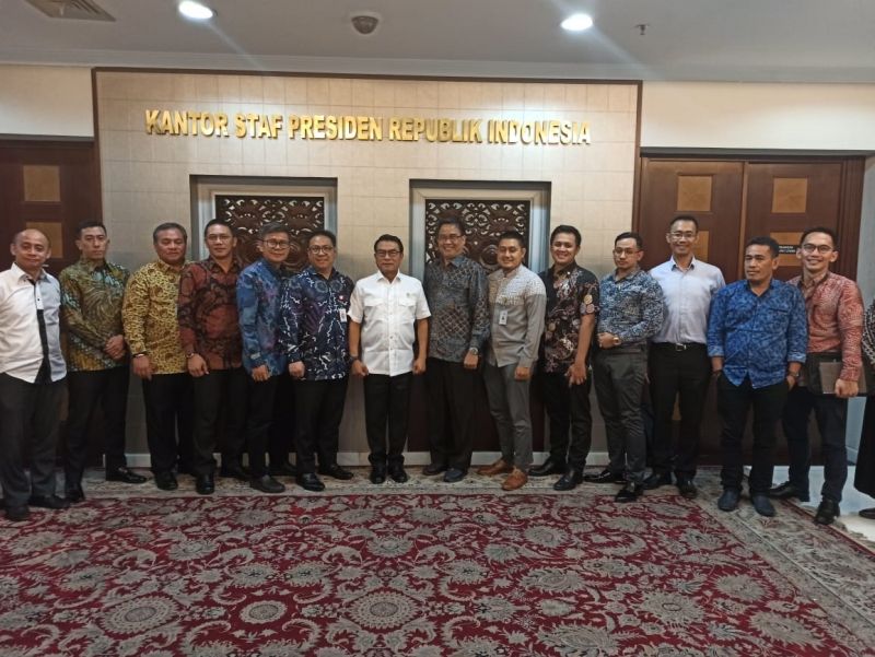 <p>Perwakilan AFPI dan OJK berfoto bersama Kepala Staf Presiden Moeldoko di Kantor Kepala Staf Presiden, Jakarta (23/1)</p>
