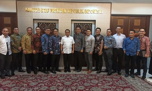 <p>Perwakilan AFPI dan OJK berfoto bersama Kepala Staf Presiden Moeldoko di Kantor Kepala Staf Presiden, Jakarta (23/1)</p>
