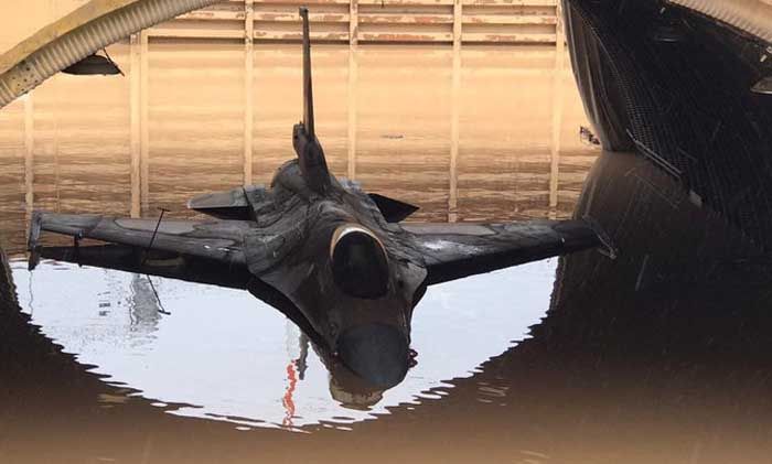 <p>Salah satu jet tempur F-16 Israel yang terendam banjir/Times of israel</p>

