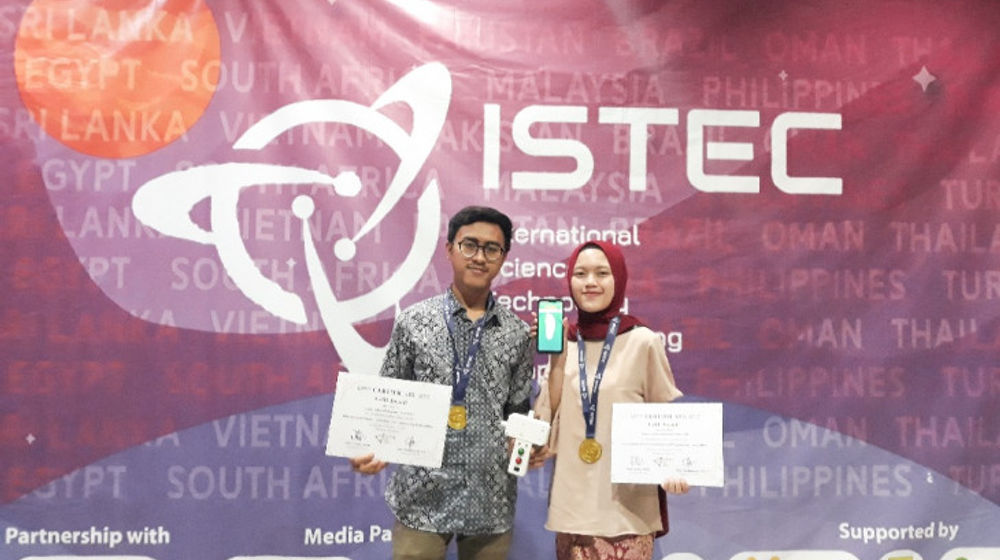 <p>Regita Rahma Maharatri (Ilmu Keperawatan FK-KMKk) dan Ilham Fazri (Elins FMIPA) UGM merebut medali emas dari International Science Technology and Engineering Competition (ISTEC) 2020/UGM</p>
