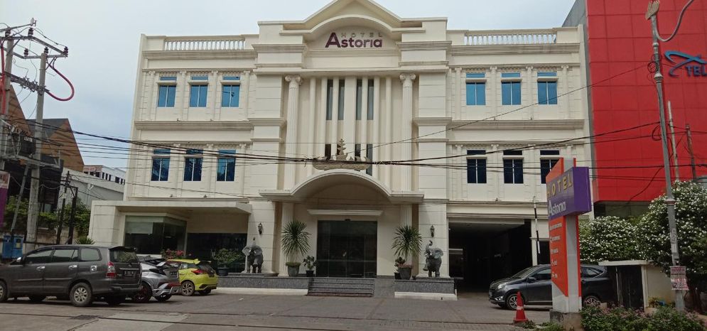 Hotel Astoria berlokasi Jl. Raden Intan No.110, Tj. Karang, Enggal, Kota Bandar Lampung.