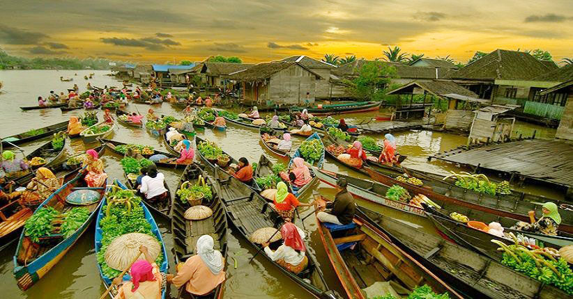 Pasar Terapung salah satu destinasi wisata yang cukup jadi unggulan di Kalsel. (Foto: Istimewa)