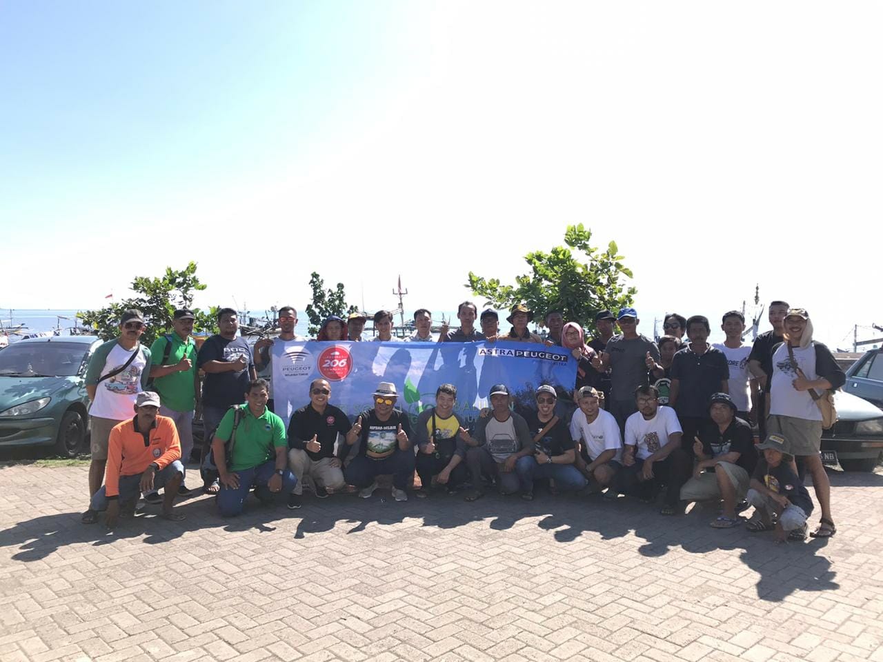 Aksi tanam pohon yang digelar Forum Komunikasi Peugeot Indonesia wilayah Timur.