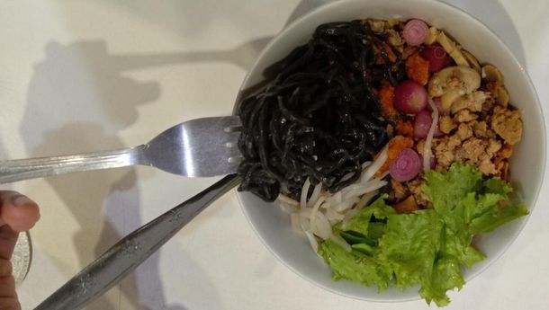 Kuliner Sehat Mie Hitam Tinta Cumi