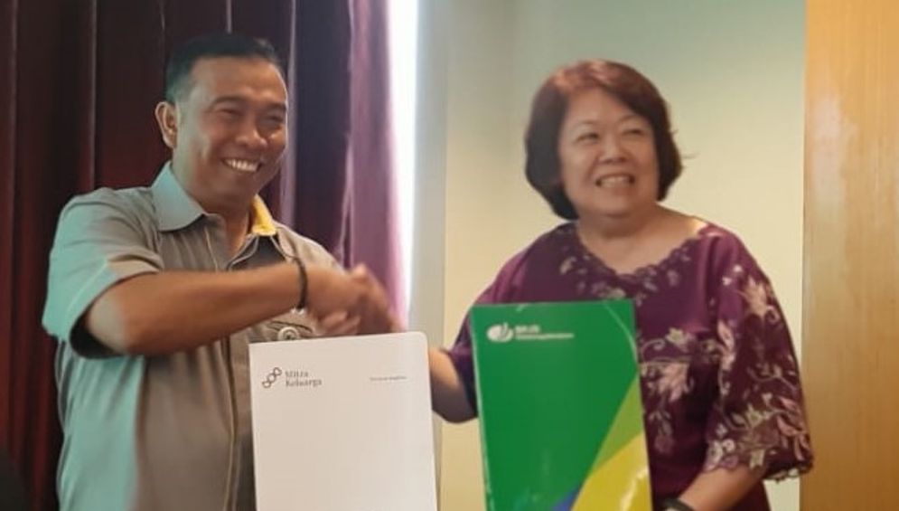 Kepala Cabang BPJamsostek Surabaya Darmo, Guguk Heru Triyoko (kiri) bersalaman dengan Direktur Utama RS Mitra Keluarga Dian Mariana Tandela, usai penandatangan kerjasama di berbagai bidang beberapa waktu lalu.