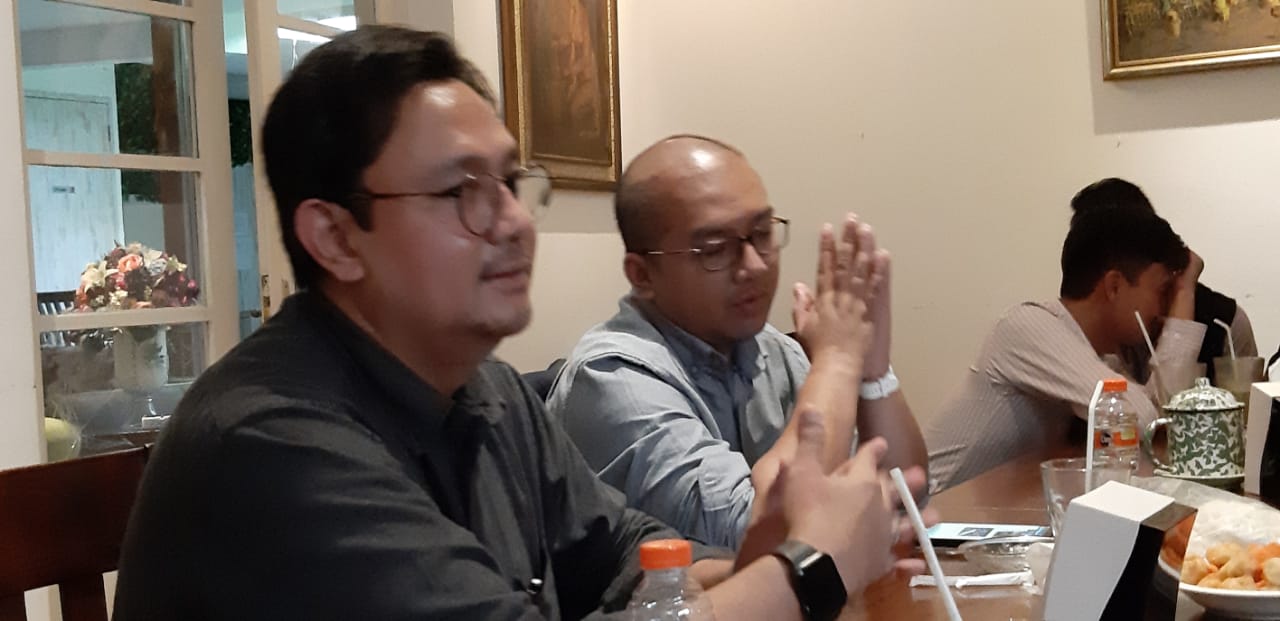 Pgs Direktur Utama Bank Jatim Ferdian Timur Satyagraha (kanan) didampingi Sekretaris Perusahaan Glemboh Priambodo saat bincang santai dengan media, Selasa (11/2/2020).