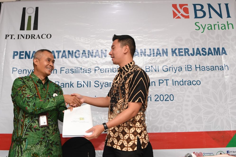 Pemimpin Wilayah BNI Syariah Kanwil Timur, Ali Muafa bersama Direktur PT Indraco, Chandra Deni Purnama.