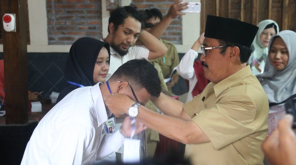 Pelaku UMKM Kulon Progo belajar pemasaran online.