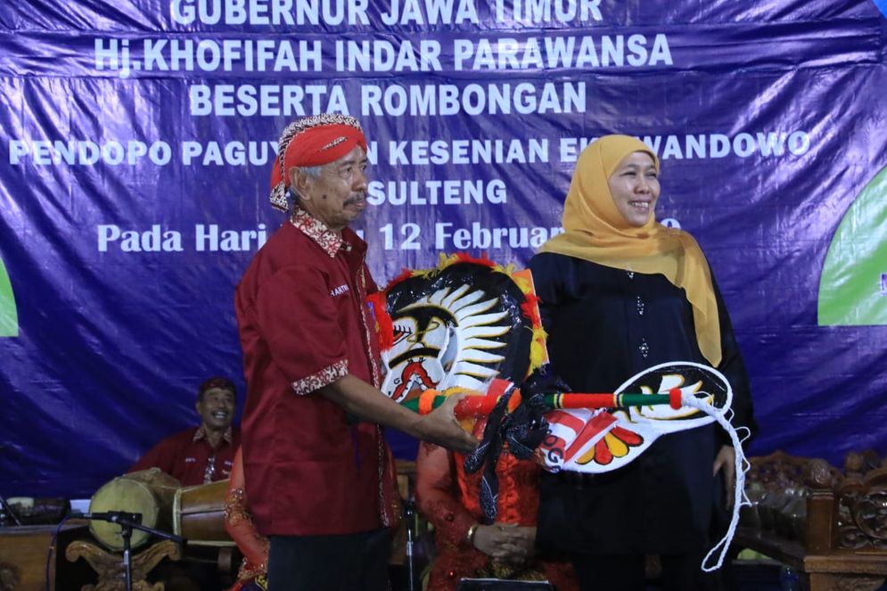 Gubernur Khofifah Indar Parawansa saat bersilaturahmi dengan warga Jawa di Palu, Sulawesi Tengah.