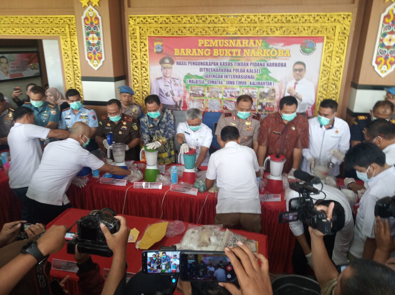 Pemusnahan barbuk narkotika di halaman Mapolda Kalsel, Jum'at (14/2/2020). Barbuk yang disita kali ini merupakan yang terbesar setelah Kaltim dan Kalbar.