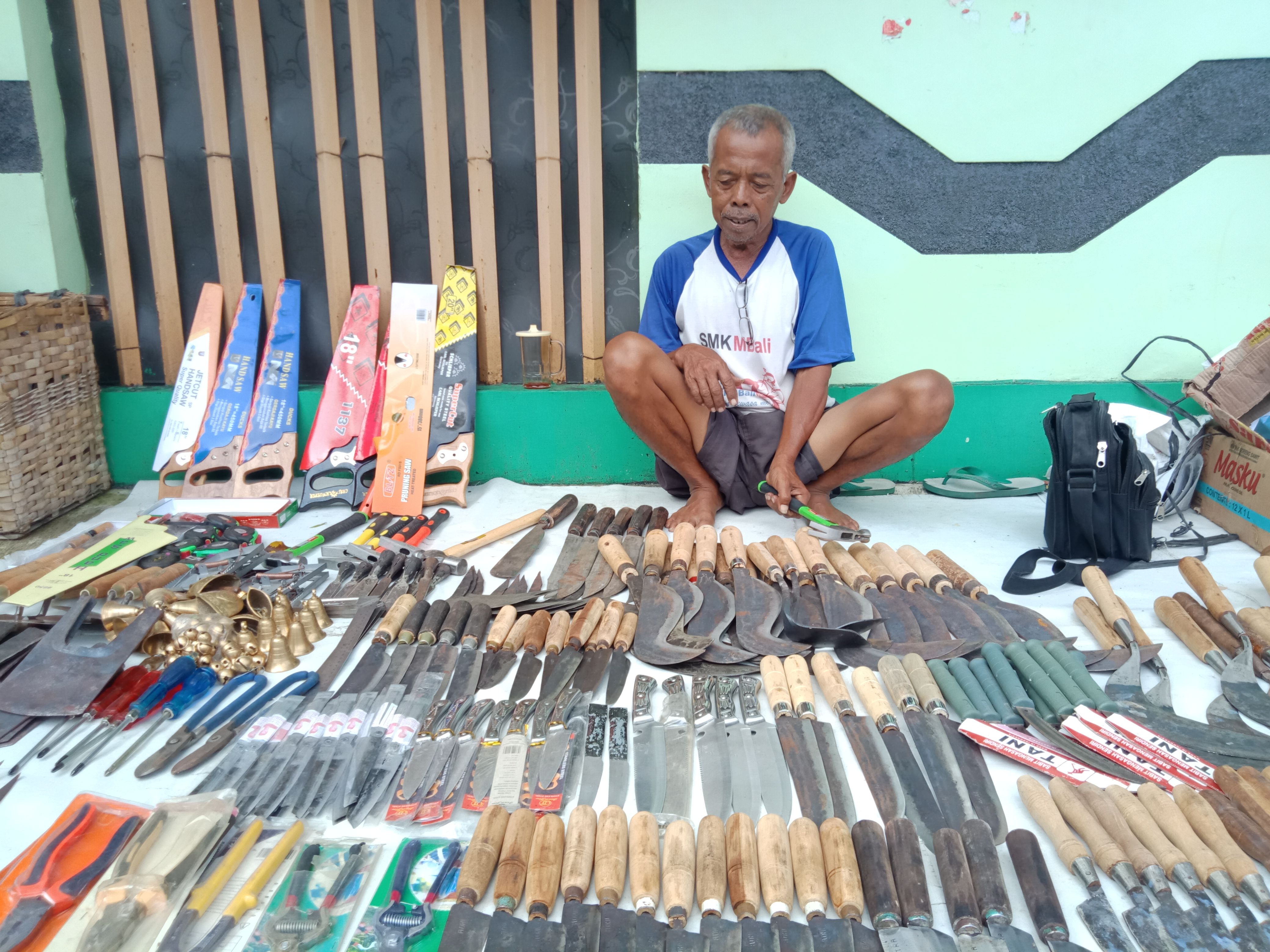 Penjual menjajakan dagangannya di Pasar Klitikan Bantul