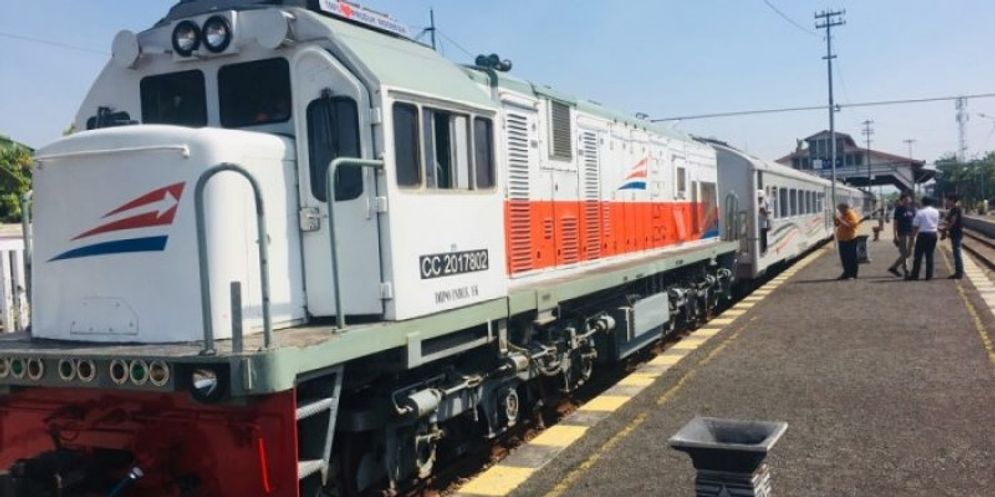 Kepala atau loko sebuah KA yang berhenti di sebuah stasiun KA di Surabaya.