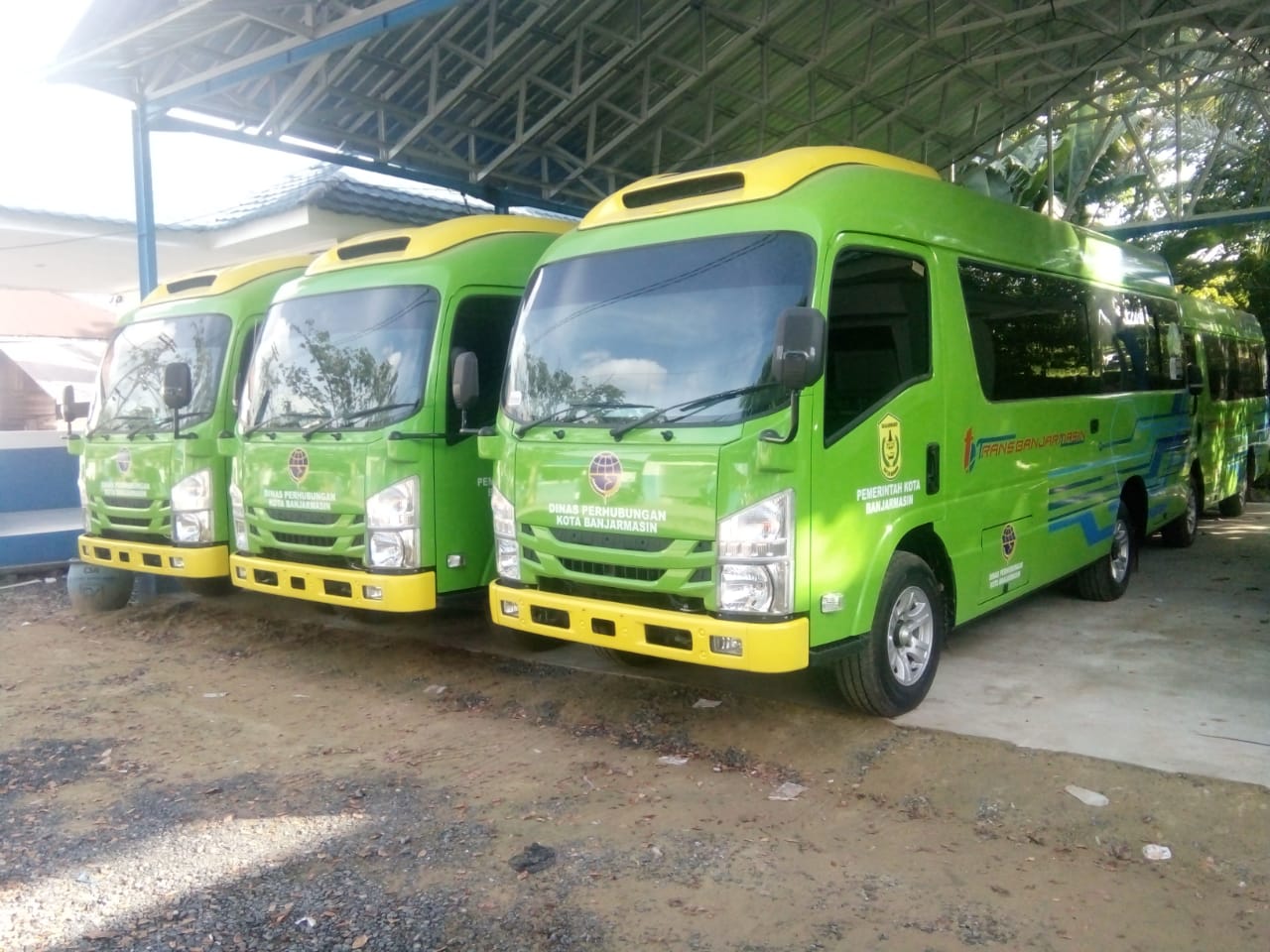 Bus Trans Banjarmasin di Kantor Dishub Banjarmasin. 12 unit siap mengaspal di jalanan kota seribu sungai.
