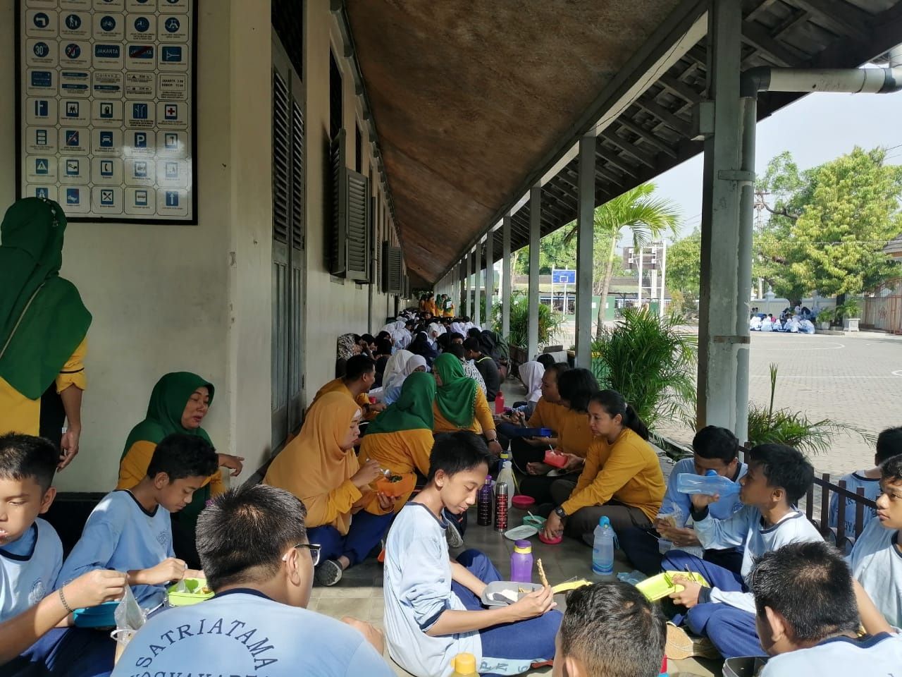 SMPN 6 mengajak siswanya memerangi sampah plastik.