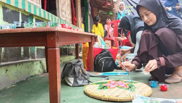 Seni Edukasi Anak dan Orang Tua Melalui Lukis Tampah