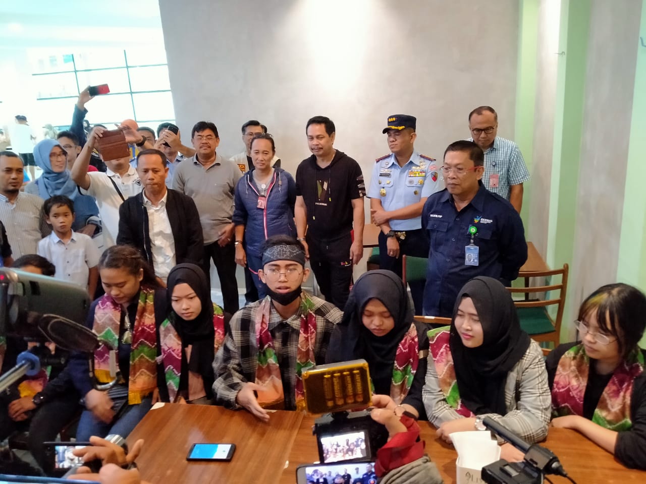 Para mahasiswa asal Kalsel menggelar konferensi pers di Bandara Syamsuddin Noor, Minggu (16/2/2020).