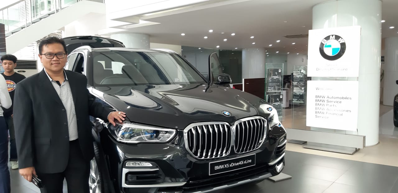 Yopy Antonio Branch Manager BMW Astra Surabaya terus melakukan edukasi kepada konsumen tentang fitur-fitur All-New BMW X5.