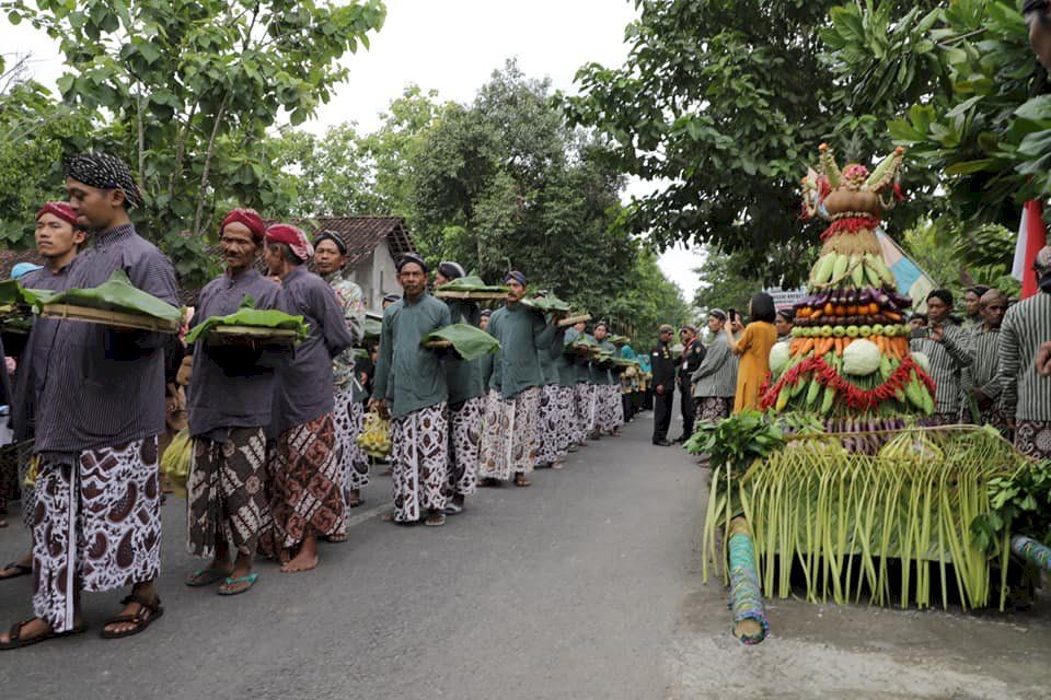 Suasana Merti Dusun Krebet yang merupakan ungkapan rasa syukur kepada Tuhan.