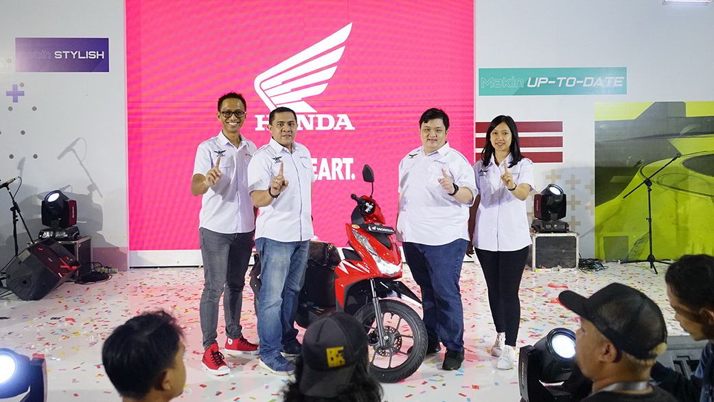 Jeffry Mei Gamastra Runawang (dua dari kanan) saat peluncuran (Astra Motor Yogyakarta)