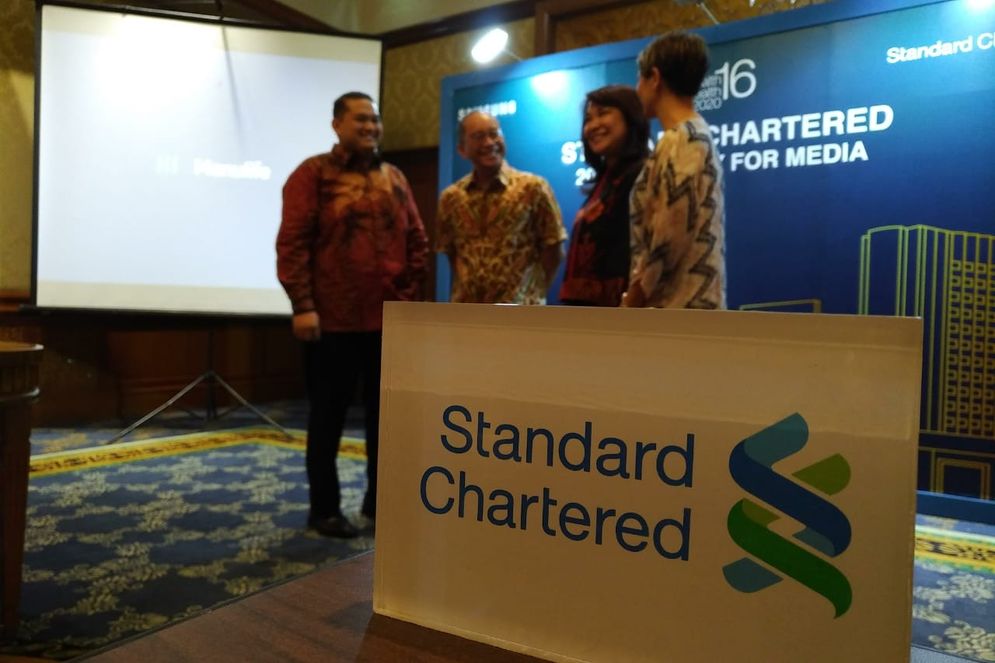 Manajemen Standard Chartered usai menggelar acara Standard Chartered 2020 Academy fo Media di Surabaya, Selasa (18/2/2020).