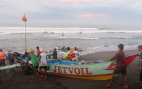 Nelayan di Pantai Depok sedang bersiap untuk melaut dengan dibantu para pendorong.