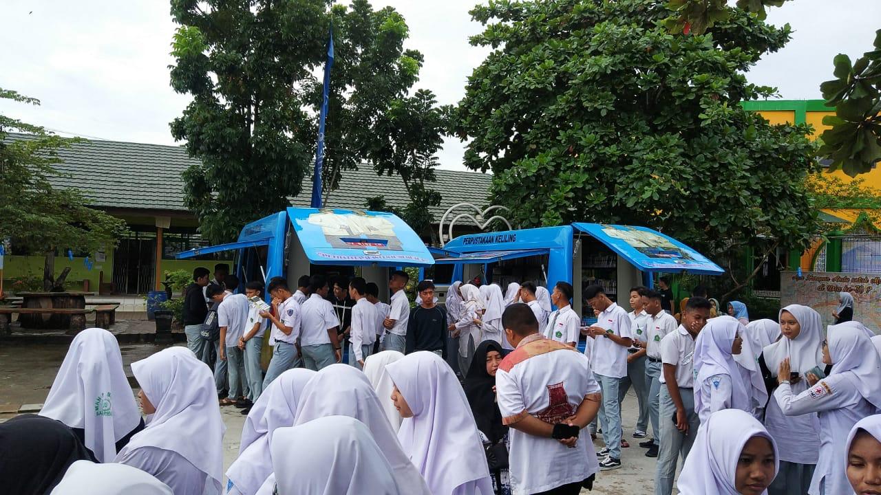 Suasana siwa saat meminjam buku di Mobil Pusling