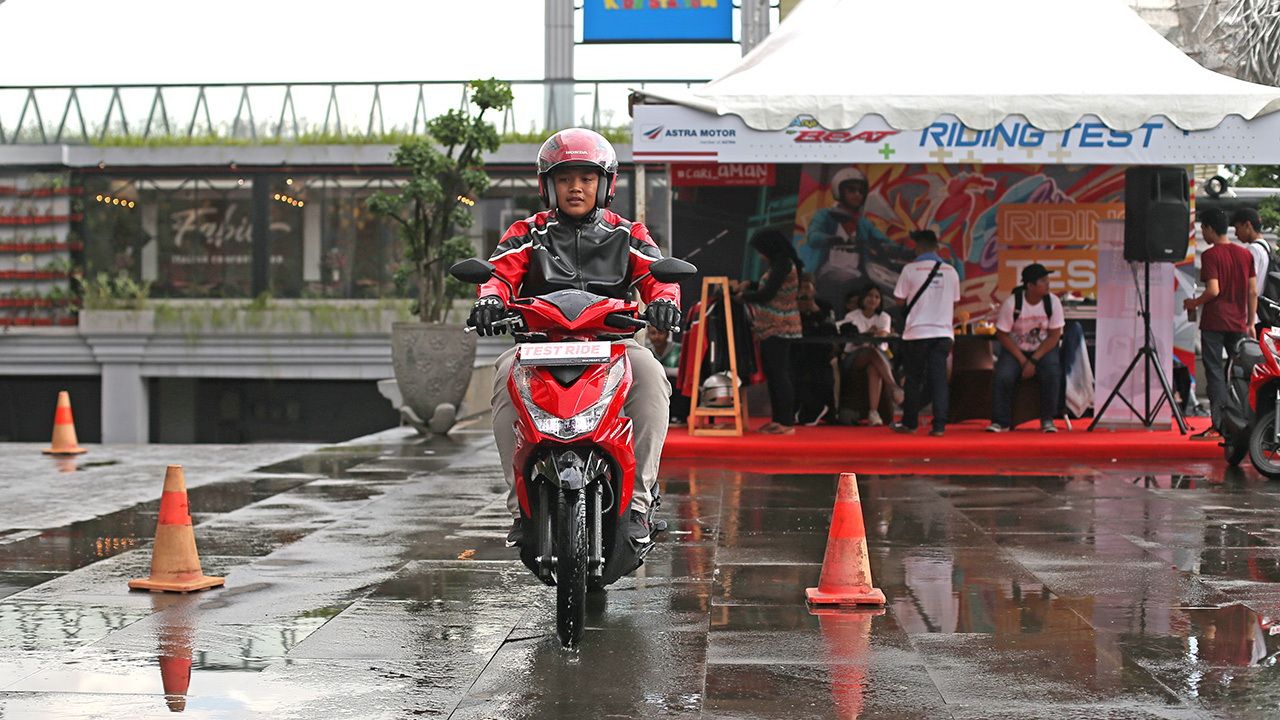 Pengunjung melakukan terst drive (Astra Motor Yogyakarta)
