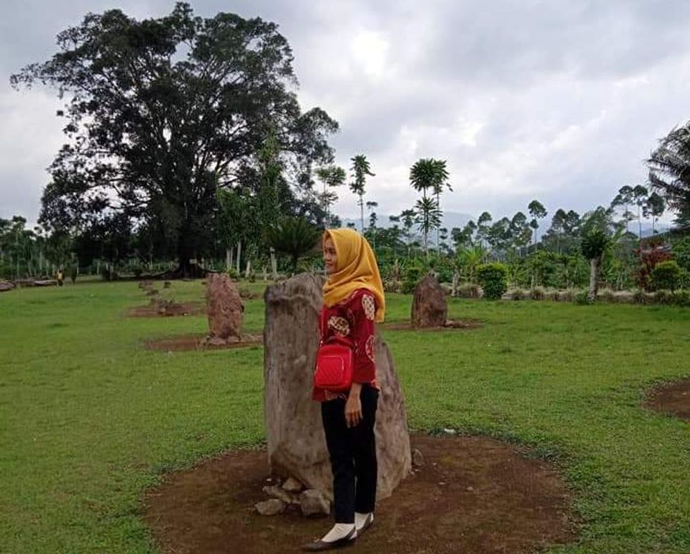 Eci salah satu pengunjung yang datang ke Situs Megalitikum Lampung Barat (Batu Berak)