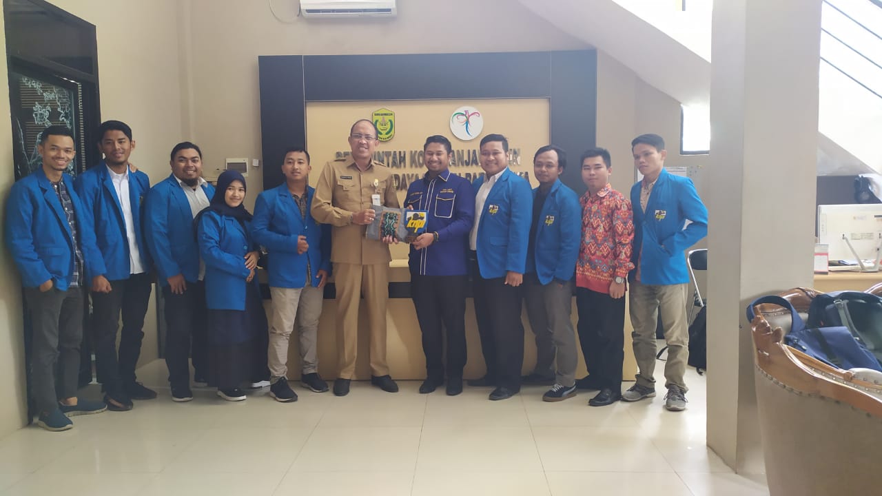 KNPI Kota Banjarmasin menyerahkan cinderamata kepada Kadis Parawisata, Ikhsan Alhak